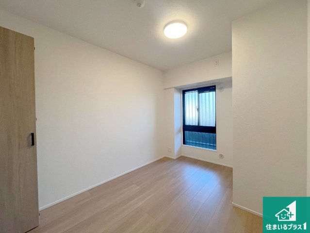 リベール加古川シティWEST弐番館の洋室|寝室は心地よい眠りについてもらいたくて、シンプルかつ開放的な空間な設計にしています！大きな窓から差し込む日が心地いいです♪