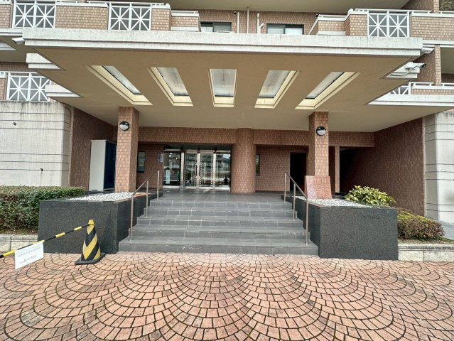 「大津」駅徒歩１１分の７階建マンション４階部分◆広々間取りの３ＬＤＫ角住戸◆シャリエ大津朝日が丘のエントランス|エントランス
