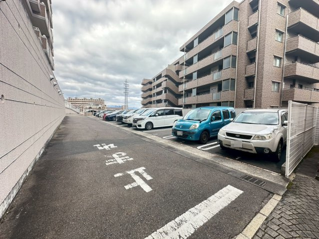 「大津」駅徒歩１１分の７階建マンション４階部分◆広々間取りの３ＬＤＫ角住戸◆シャリエ大津朝日が丘の駐車場|駐車場