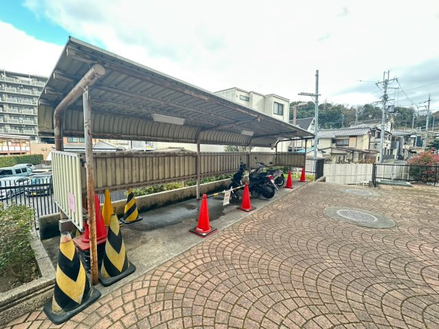 「大津」駅徒歩１１分の７階建マンション４階部分◆広々間取りの３ＬＤＫ角住戸◆シャリエ大津朝日が丘のその他|バイク置場