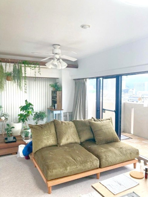 「大津」駅徒歩１１分の７階建マンション４階部分◆広々間取りの３ＬＤＫ角住戸◆シャリエ大津朝日が丘の居間・リビング|リビング・バルコニー