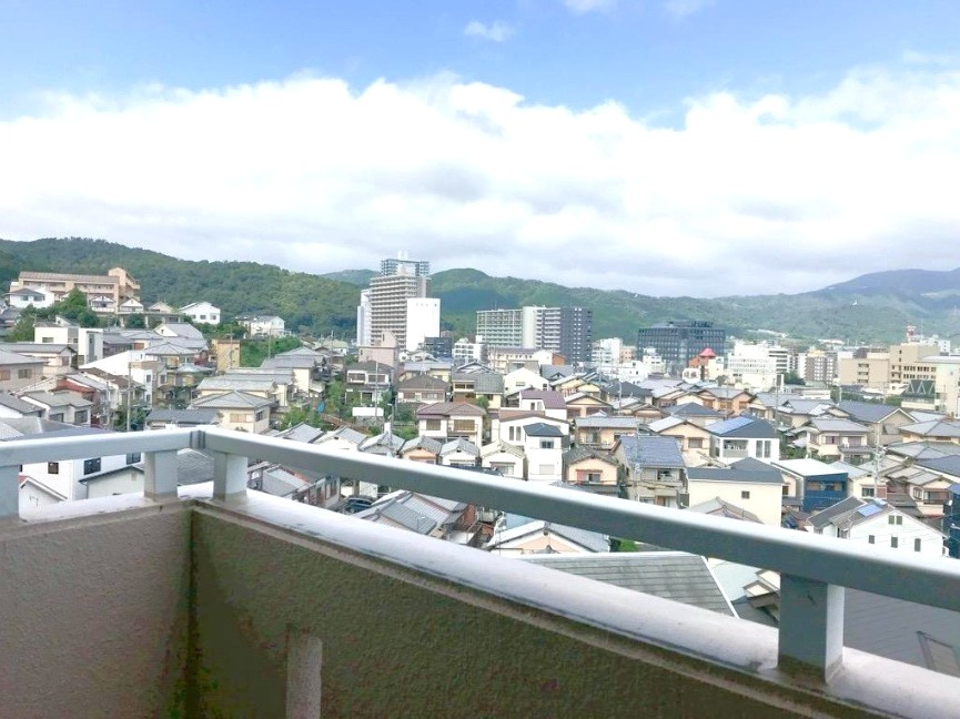 「大津」駅徒歩１１分の７階建マンション４階部分◆広々間取りの３ＬＤＫ角住戸◆シャリエ大津朝日が丘の展望|眺望