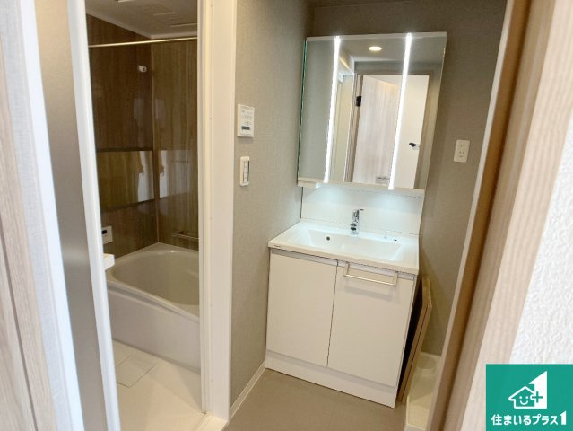 藤和明石公園ハイタウン弐号棟の独立洗面台|清潔感のある洗面台です。フラットな鏡は掃除がしやすく毎日清潔！鏡裏には収納があるのでスッキリとした洗面台が保てます。