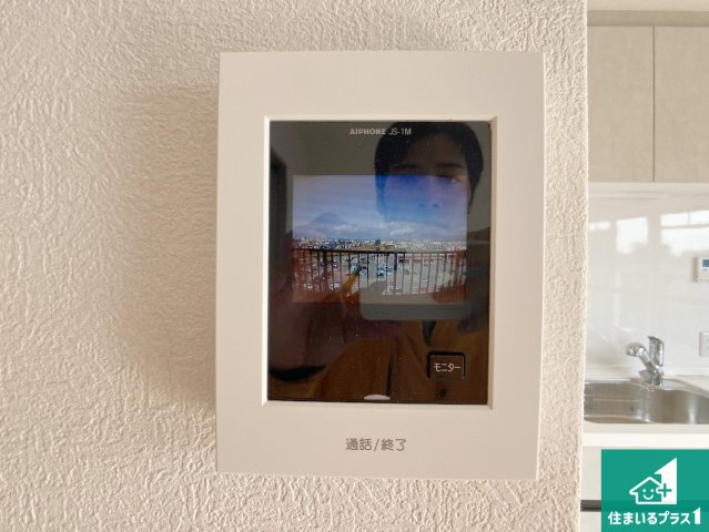藤和明石公園ハイタウン弐号棟の防犯設備|カラーモニターインターホン！声だけでなく来訪者の姿や顔がモニターで確認できるので、小さなお子様がいらっしゃるご家庭でも安心できます！
