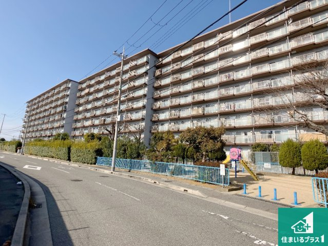 藤和明石公園ハイタウン弐号棟の外観|周辺は閑静な住宅街！前面道路広々で車の出し入れも便利です。駐車が苦手な方でも安心して車庫入れできます！