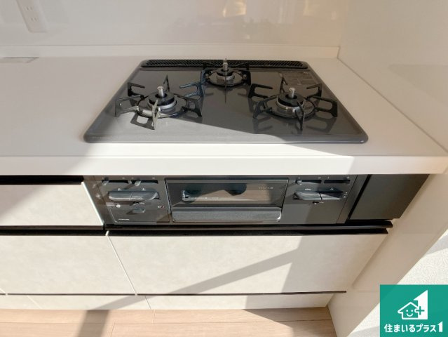 藤和明石公園ハイタウン弐号棟の設備|ダブル高火力Ｓｉセンサー付きコンロ！３口あるので、まとめて料理をする時も大活躍！