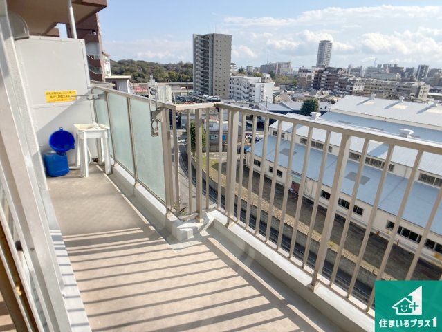 藤和明石公園ハイタウン弐号棟のバルコニー|南側に面したバルコニーですので明るい日差しを取り込み洗濯物をしっかり乾かしてくれます。