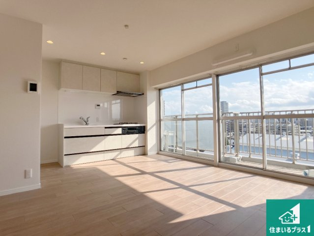 藤和明石公園ハイタウン弐号棟の居間・リビング|シンプルなリビングは、観葉植物等のインテリアを楽しめますね！パパ好みにも、ママ好みにも家具次第で雰囲気を変えることができます！