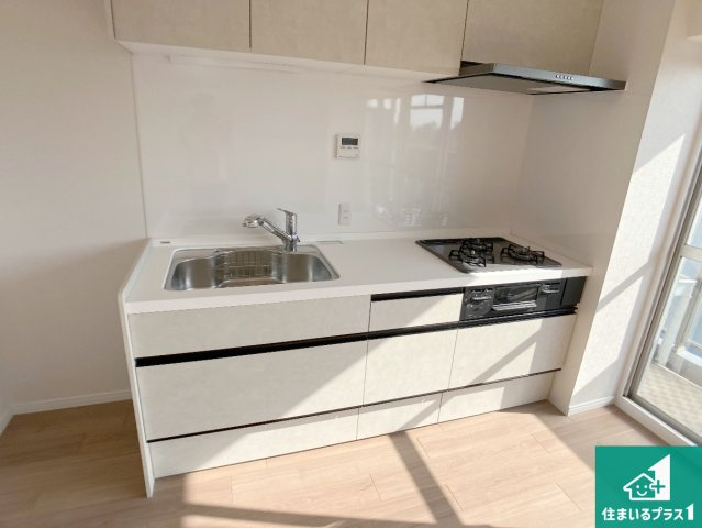 藤和明石公園ハイタウン弐号棟のキッチン|リビングと統一感があり、使い勝手のいいキッチン。広々としているので、二人並んで作業が出来ちゃいます。お子様と一緒に色々なお料理に挑戦できるスペースがあります。