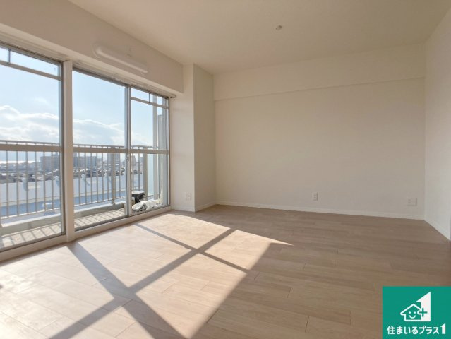 藤和明石公園ハイタウン弐号棟の居間・リビング|明るいリビングで朝の目覚めもスッキリできそう！小さなお子様が遊ぶスペースを作っても広々とくつろげるLDK！