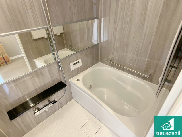 藤和明石公園ハイタウン弐号棟の浴室|足をゆったり伸ばして寛げる浴槽です。浴室乾燥機も設置しているので、雨の日の洗濯物も安心です♪