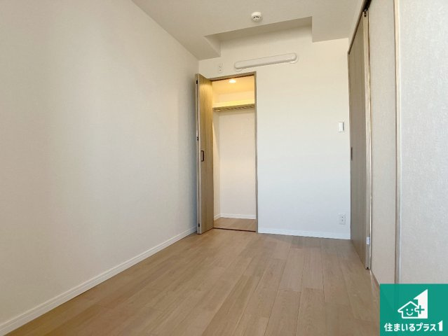 藤和明石公園ハイタウン弐号棟の洋室|寝室は心地よい眠りについてもらいたくて、シンプルかつ開放的な空間な設計にしています！