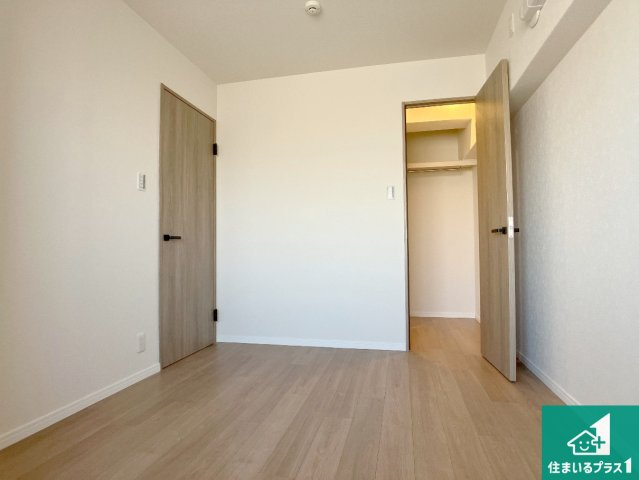 藤和明石公園ハイタウン弐号棟の洋室|収納スペースが充実しているので子供の成長に合わせてたくさん収納ができます！家族構成に合わせた様々な活用ができる収納！