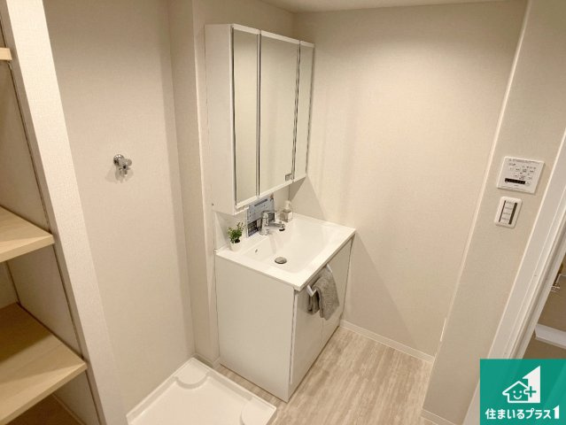 パレス朝霧の独立洗面台|清潔感のある洗面台です。フラットな鏡は掃除がしやすく毎日清潔！鏡裏には収納があるのでスッキリとした洗面台が保てます。