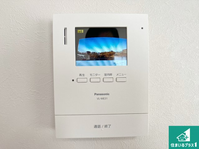 パレス朝霧の防犯設備|カラーモニターインターホン！声だけでなく来訪者の姿や顔がモニターで確認できるので、小さなお子様がいらっしゃるご家庭でも安心できます！