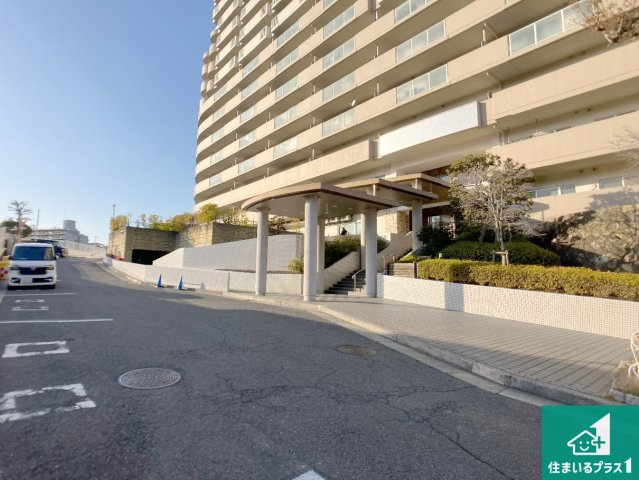 パレス朝霧の外観|周辺は閑静な住宅街！前面道路広々で車の出し入れも便利です。駐車が苦手な方でも安心して車庫入れできます！