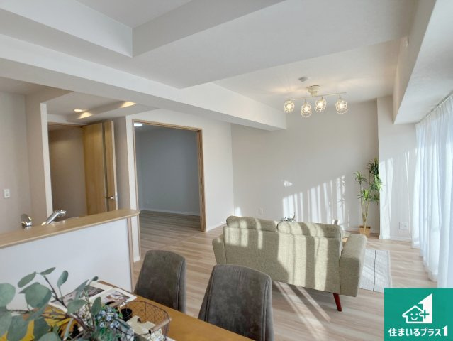 パレス朝霧の居間・リビング|日当たり良好の明るいリビングで朝の目覚めもスッキリできそう！対面キッチンでご家族のコミュニケーションも自然と増える設計！小さなお子様が遊ぶスペースを作っても広々とくつろげるLDK！