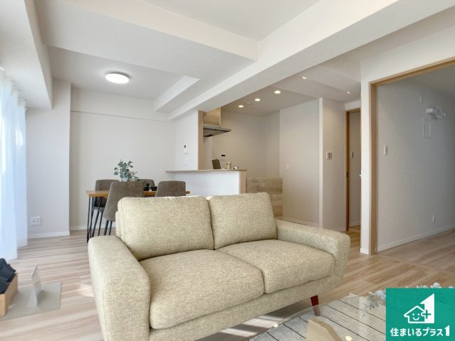 パレス朝霧の居間・リビング|子供を見守りながらお料理が出来るため家族のコミュニケーションか増えます♪スペースが広く確保されている為お子様が大きくなったときは一緒に料理を楽しめます♪