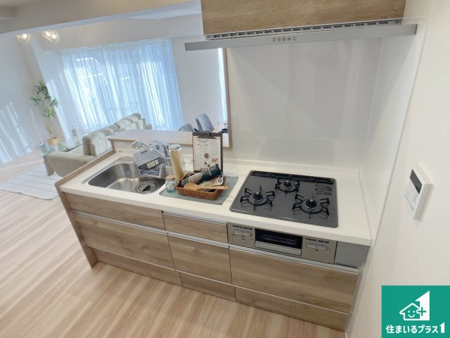 パレス朝霧のキッチン|明るいリビングで朝の目覚めもスッキリできそう！対面キッチンでご家族のコミュニケーションも自然と増える設計！小さなお子様が遊ぶスペースを作っても広々とくつろげるLDK！