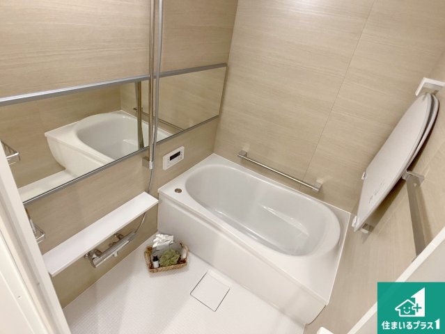 パレス朝霧の浴室|足をゆったり伸ばして寛げる浴槽です。窓が設けられていますので差し込む光が明るく穏やかな雰囲気にしてくれます♪浴室乾燥機も設置しているので、雨の日の洗濯物も安心です♪