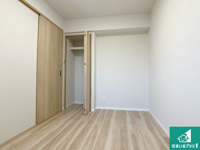 パレス朝霧の洋室|寝室は心地よい眠りについてもらいたくて、シンプルかつ開放的な空間な設計にしています！大きな窓から差し込む日が心地いいです♪