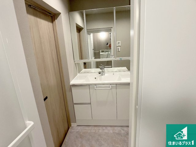 シーサイドパレス明石錦明館の独立洗面台|清潔感のある洗面台です。フラットな鏡は掃除がしやすく毎日清潔！鏡裏には収納があるのでスッキリとした洗面台が保てます。