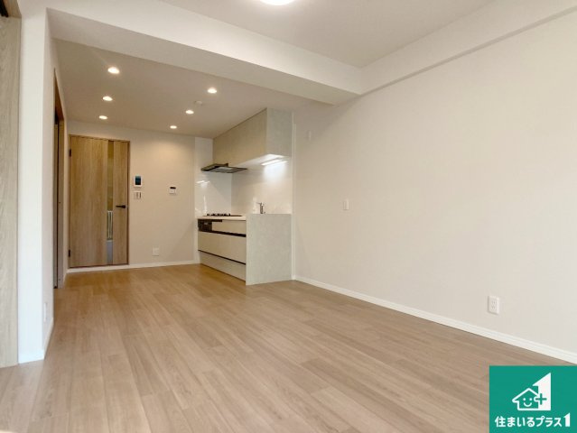 シーサイドパレス明石錦明館の居間・リビング|日当たり良好の明るいリビングで朝の目覚めもスッキリできそう！小さなお子様が遊ぶスペースを作っても広々とくつろげるLDK！