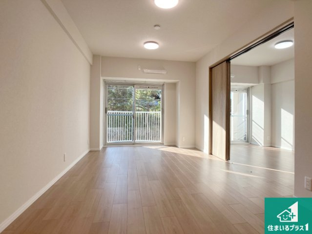 シーサイドパレス明石錦明館の居間・リビング|シンプルなリビングは、観葉植物等のインテリアを楽しめますね！パパ好みにも、ママ好みにも家具次第で雰囲気を変えることができます！