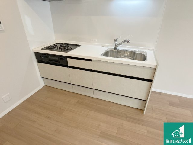 シーサイドパレス明石錦明館のキッチン|リビングと統一感があり、使い勝手のいいキッチン。広々としているので、二人並んで作業が出来ちゃいます。お子様と一緒に色々なお料理に挑戦できるスペースがあります。