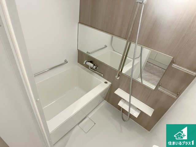 シーサイドパレス明石錦明館の浴室|足をゆったり伸ばして寛げる浴槽です。窓が設けられていますので差し込む光が明るく穏やかな雰囲気にしてくれます♪浴室乾燥機も設置しているので、雨の日の洗濯物も安心です♪