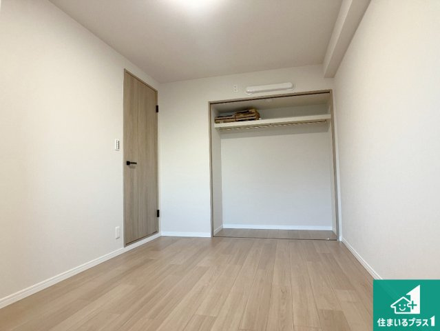 シーサイドパレス明石錦明館の洋室|寝室は心地よい眠りについてもらいたくて、シンプルかつ開放的な空間な設計にしています！大きな窓から差し込む日が心地いいです♪