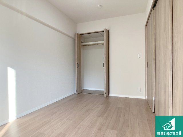 シーサイドパレス明石錦明館の洋室|収納スペースが充実しているので子供の成長に合わせてたくさん収納ができます！家族構成に合わせた様々な活用ができる収納！