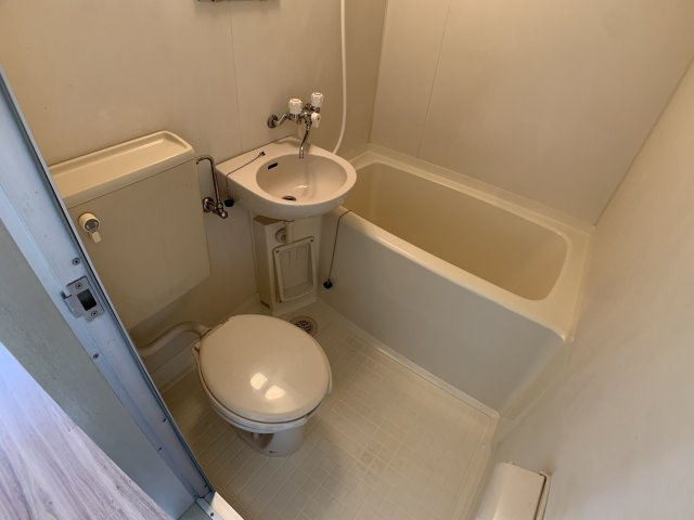 浴室内にトイレがあります☆