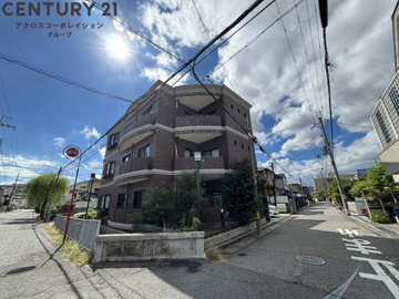 オートロックで外部の人間が簡単に出入りできないため安心です！