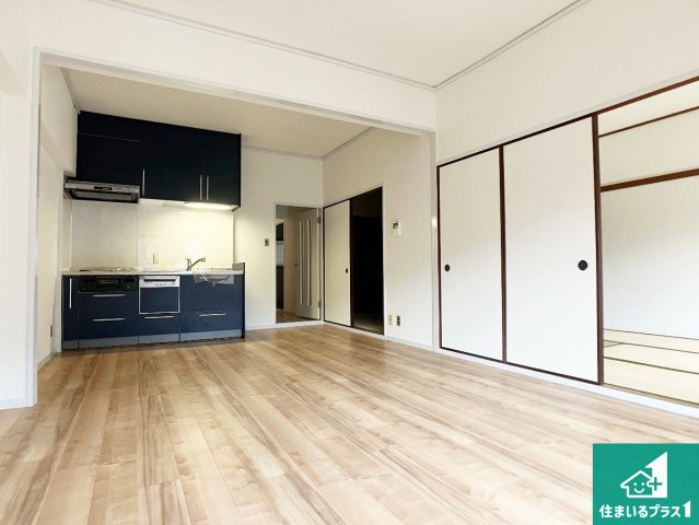 ユニハイム明石の居間・リビング|日当たり良好の明るいリビングで朝の目覚めもスッキリできそう！小さなお子様が遊ぶスペースを作っても広々とくつろげるLDK！