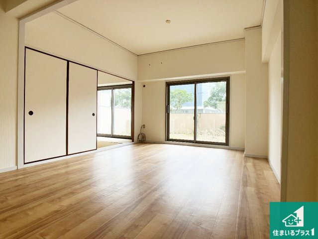 ユニハイム明石の居間・リビング|明るいリビングで朝の目覚めもスッキリできそう！小さなお子様が遊ぶスペースを作っても広々とくつろげるLDK！