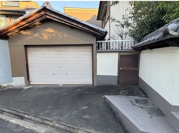 烏森町戸建のエントランス
