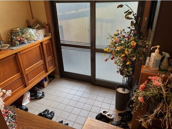 烏森町戸建の玄関