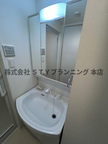 仲介手数料０円！ＣＯＺＹ阿由知通の独立洗面台