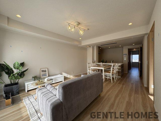 アーサー新宮パークシティ・デュエーロの居間・リビング|温かみのある明るい木目の開放的なリビングです
家族や友人が集まり、楽しい会話が弾むスペースです
ぜひ現地で家具の配置などをイメージしてください