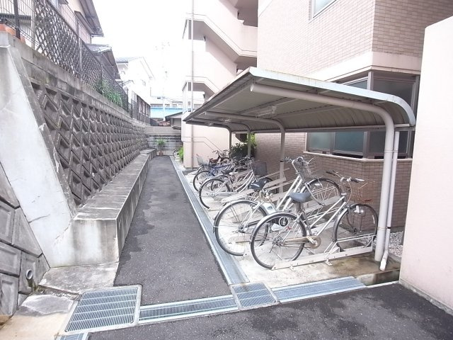 グランコート富雄の駐車場