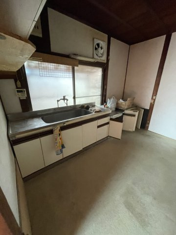 西条市楠　中古住宅のキッチン|窓から明るい光が差し込むキッチンは、朝の準備も清々しい気持ちで行えます。十分な広さがあるため、保存食作りや本格的な調理もスムーズ。古民家カフェとしての厨房活用も期待できる、ポテンシャルの高い空間。