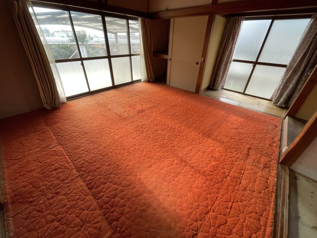 西条市楠　中古住宅の和室|家族の絆を育む広々としたリビングは、南向きの窓からたっぷりと陽光が降り注ぎます。ウッドデッキへと続く開放的な設計で、内と外が一体となったような広がりを感じ、自然を身近に感じながらゆったりと寛げます。