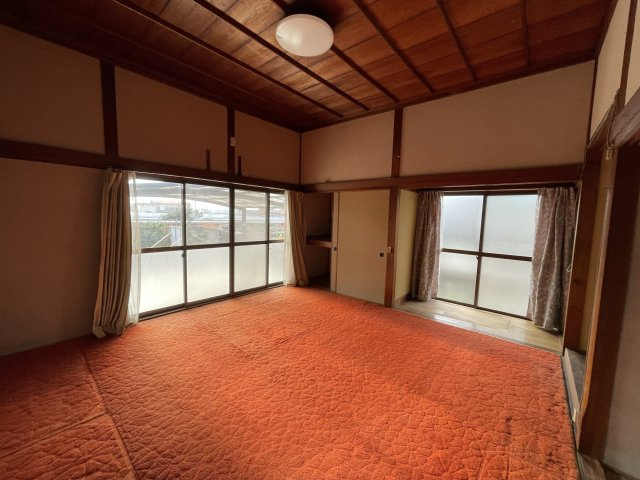 西条市楠　中古住宅の和室|畳の温もりと重厚な梁が調和した、趣深いリビング空間。多人数が集まっても窮屈さを感じさせず、冬はこたつを囲んで家族の団らんを楽しむなど、日本の伝統的な心地よさを現代のライフスタイルで堪能できます。