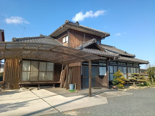 西条市楠　中古住宅の外観|３１３坪超の広大な敷地と８ＤＫの古民家。南向きの庭とウッドデッキで、憧れの田園生活が叶います。