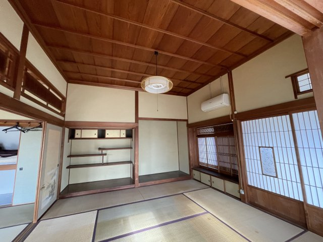 西条市楠　中古住宅の和室|十分な広さを備えた居室は、自分好みのインテリアで古民家モダンな空間を演出する楽しみも。収納力のある押入れを活用すれば、生活感を抑えた整った暮らしが叶い、心穏やかに毎日を過ごせるプライベートエリア。