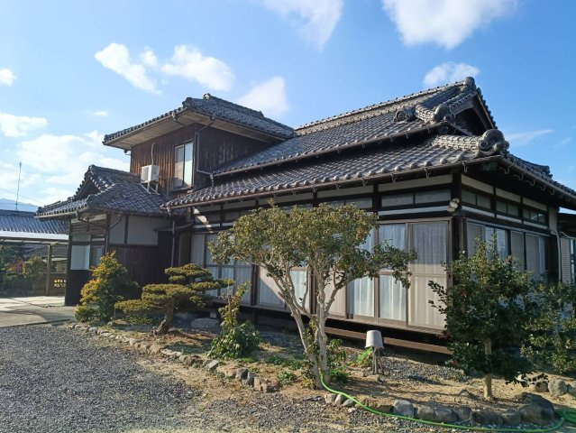 西条市楠　中古住宅の外観