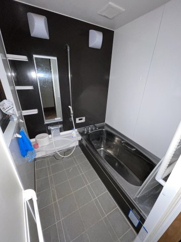 西条市楠　中古住宅の浴室|窓があることで換気性能に優れ、お掃除の負担も軽減される機能的な浴室です。明るい時間帯の入浴も心地よく、休日の昼下がりにゆったりとお湯に浸かるなど、日常の中に小さな幸せを見出せる空間設計が魅力です。