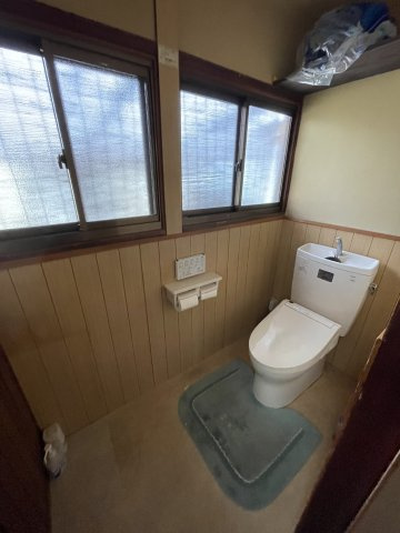 西条市楠　中古住宅のトイレ|和の趣を感じさせる建物に調和した、モダンで清潔なトイレです。窓からの換気がスムーズで、常に清々しい環境を維持。毎日何度も使う場所だからこそ、明るく整った空間であることが、暮らしの質を高めてくれます。