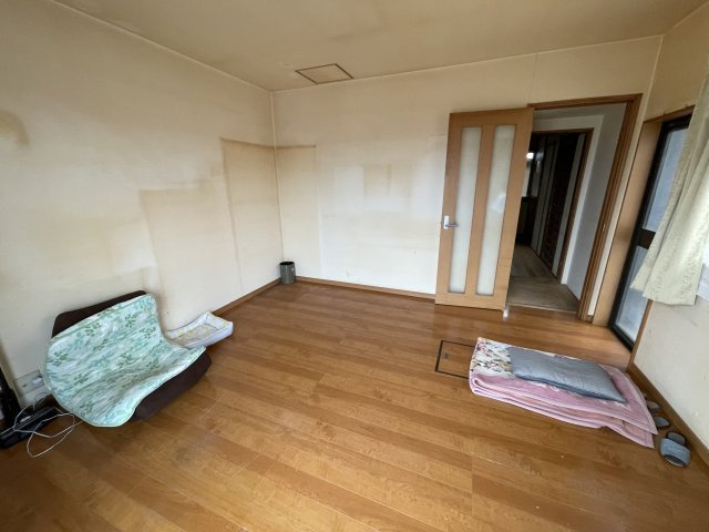 西条市楠　中古住宅の洋室